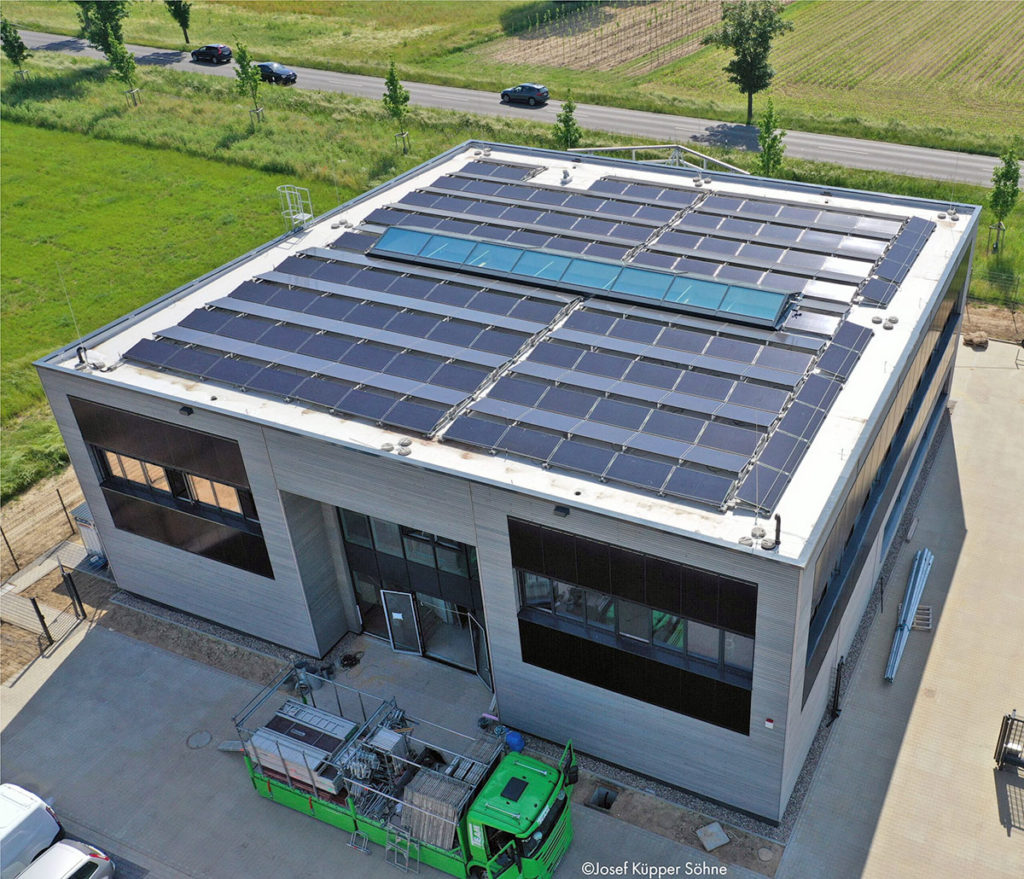 Luftaufnahme des energieautarken Unternehmensgebäude der Firma Josef Küpper Söhne GmbH in Meckenheim-Kottenforst