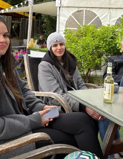 Nina Adler und Berfin Basbayan mit Geschäftsführer Stephan Strunck von TBG Plan in Bonn