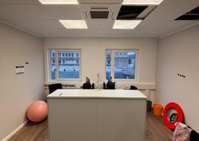 In diesem wie in den andren außer Büro 4 fehlen noch die Türen