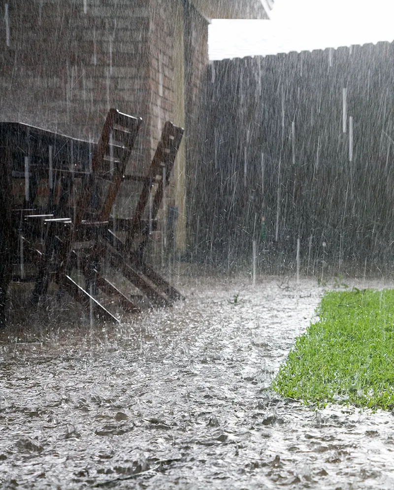 Je nach Grundstück und Bauvorhaben kann das Regenwasser beispielsweise in einem Stauraumkanal, einer Retentionsrigole oder einer anderen geeigneten Speicheranlage zurückgehalten werden.